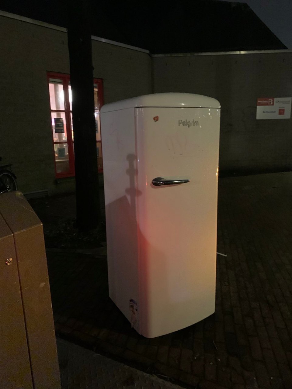 Retro (but looks new, A++) fridge with freezer. 
Retro (maar lijkt nieuw, A++) koelkast met vriezer.

Not sure if it works!