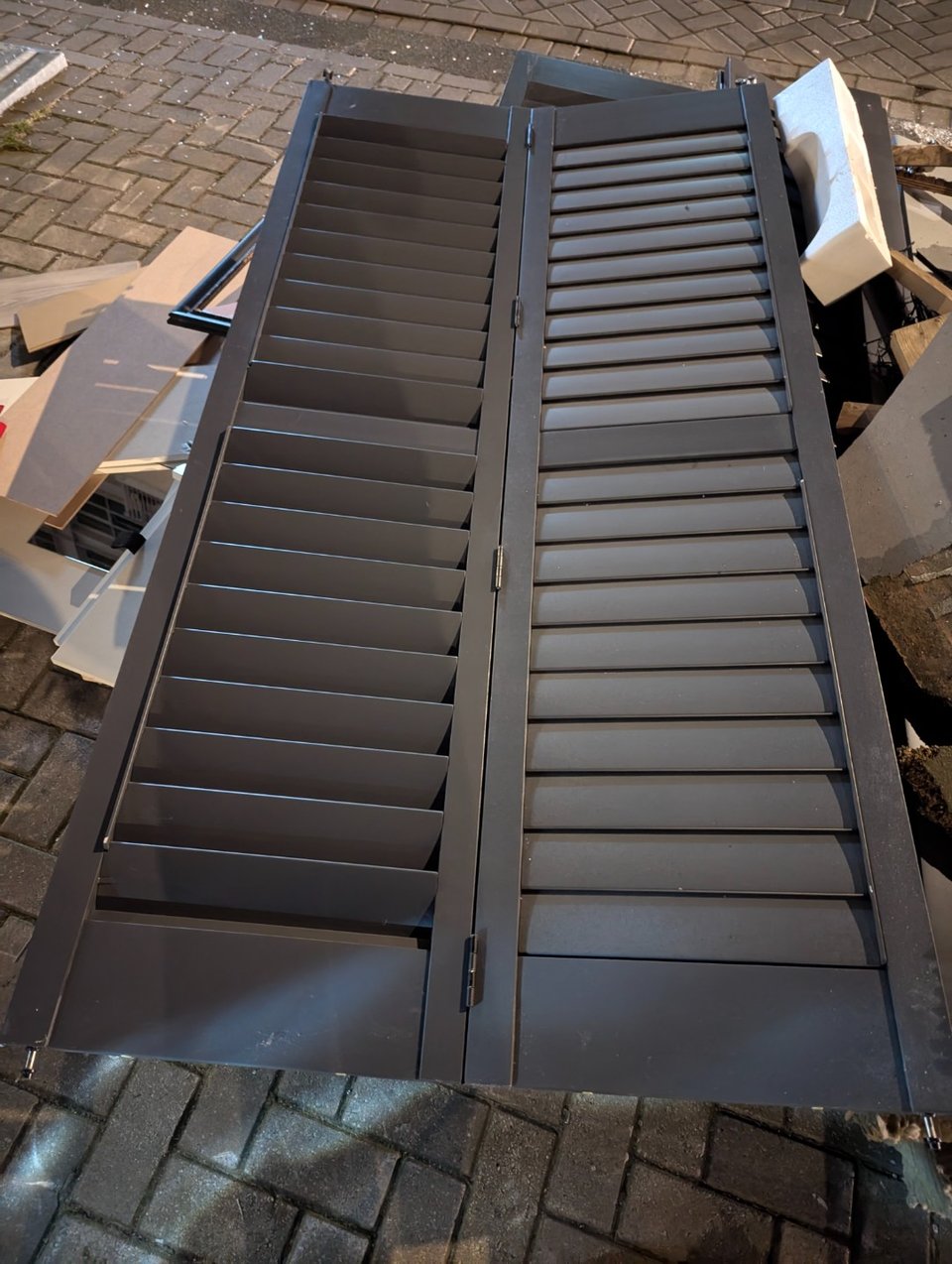 Antraciet room devider shutters 6x dubbele panelen, met rails. Afmeten per paneel: +/- 195 lang. Breedtes 50 en 65 per paneel. Totaal 12 panelen, per 2 gekoppeld.