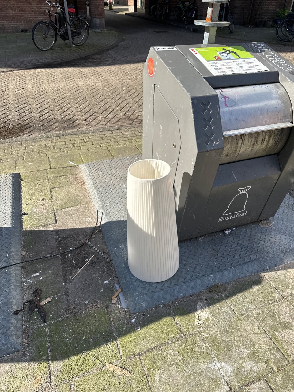 Tall lamp shade! Beautiful and in great condition 🙌🏽