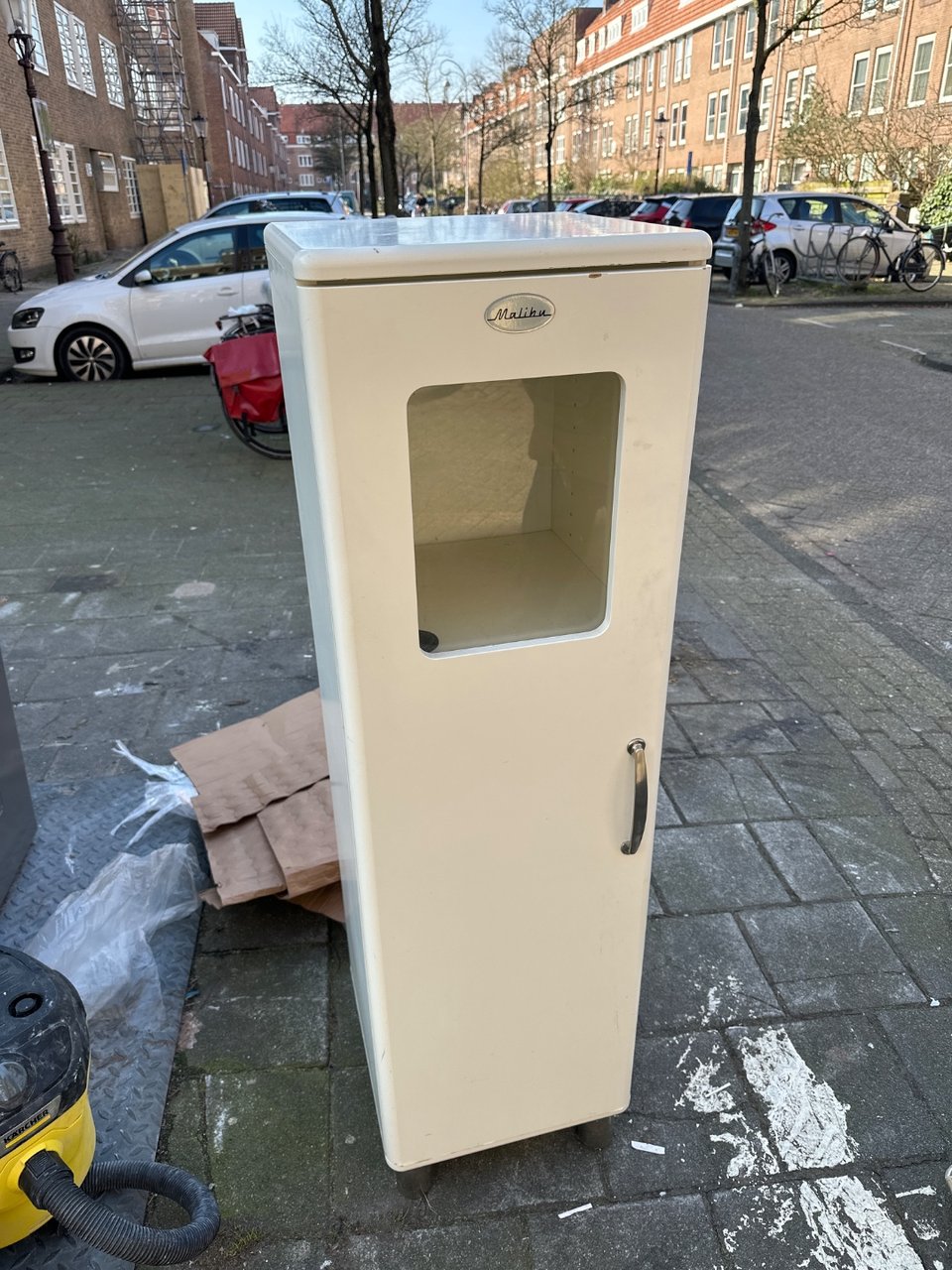 White cabinets galore! In good condition ✌🏽