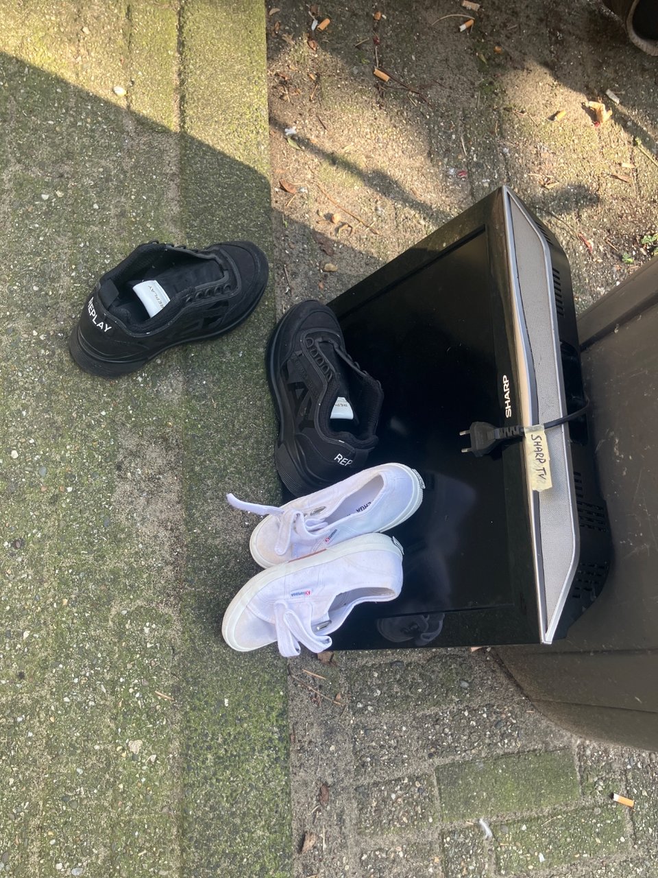 Schoenen zonder beschadiging, oud beeld scherm, geen HDMI aansluiting. Afval wordt morgen ochtend opgehaald