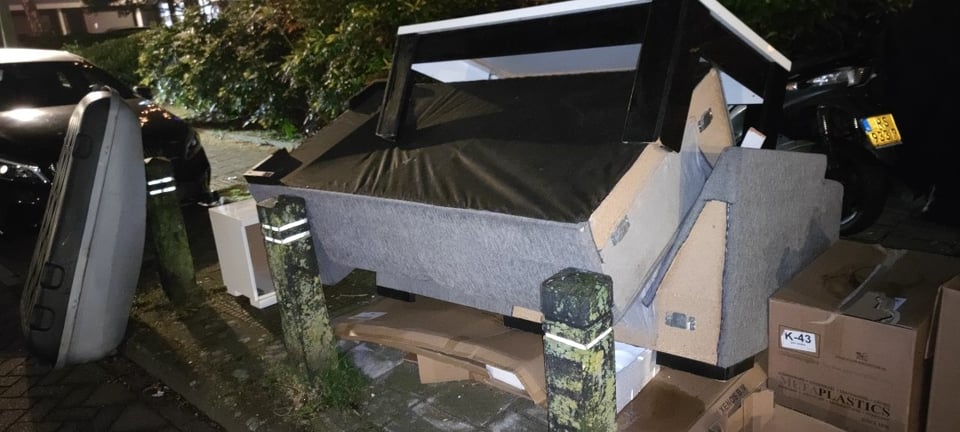 Coffe table, TV stand, all be gone by 13.03.2025 11:00