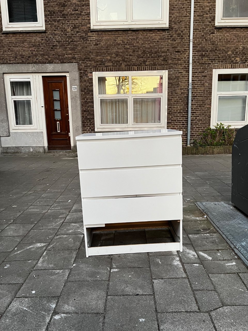 witte kast met drie lades/white closet with three drawers