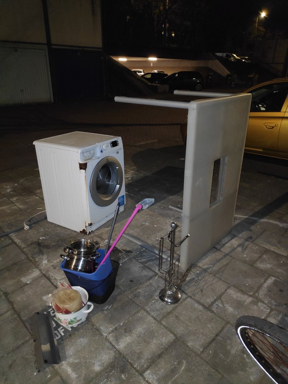 Pots, bath accesory and table