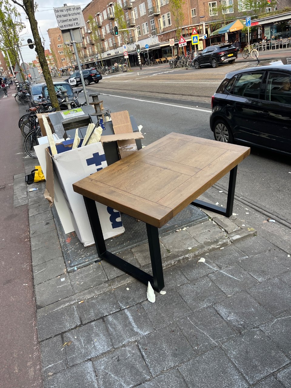 Kleine eettafel, poten demonteerbaar met kruiskop schroevendraaier