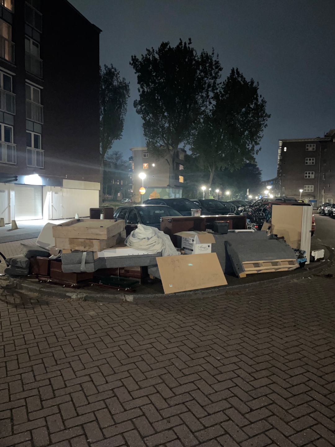 Lijkt alsof een heel huis is leeggehaald. Veel goede banken stoelen kasten koffers