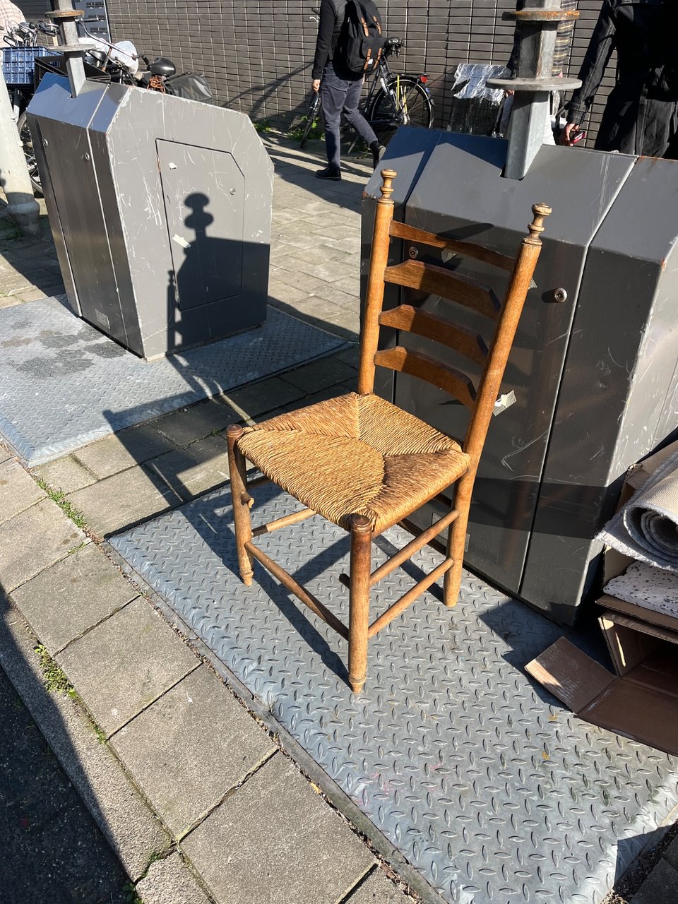 Houten stoel, zitting nog goeie conditie.