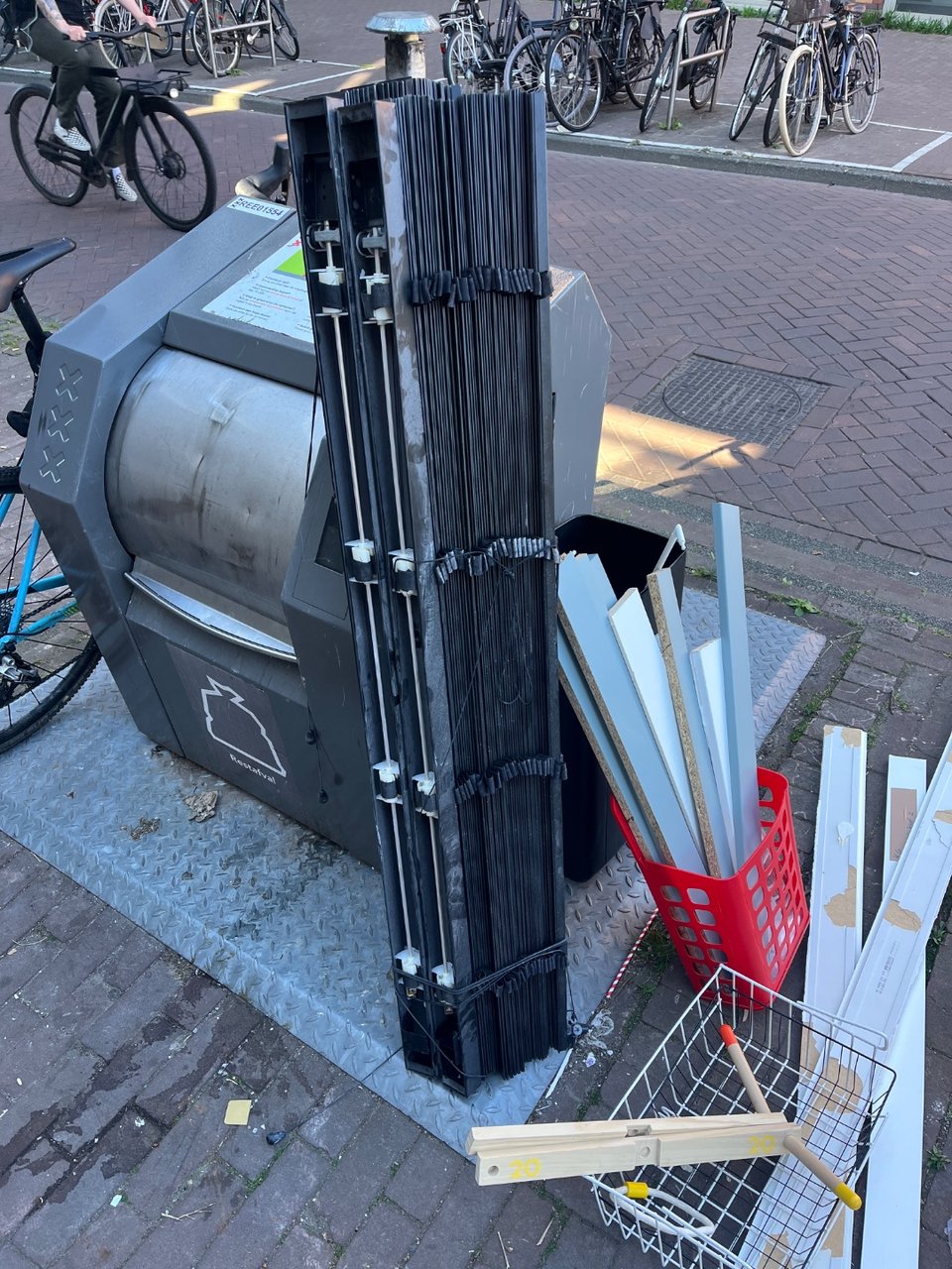 Zwarte lamellen, stoffig maar volgens mij nog goede staat