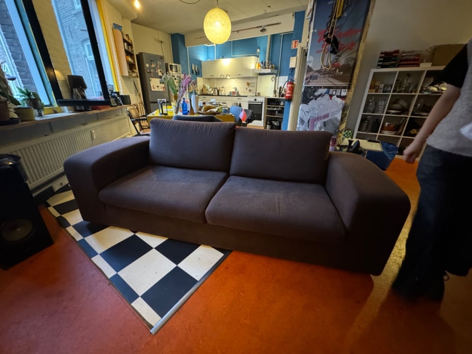 This sofa is now in Bilderdijkstraat 165C
