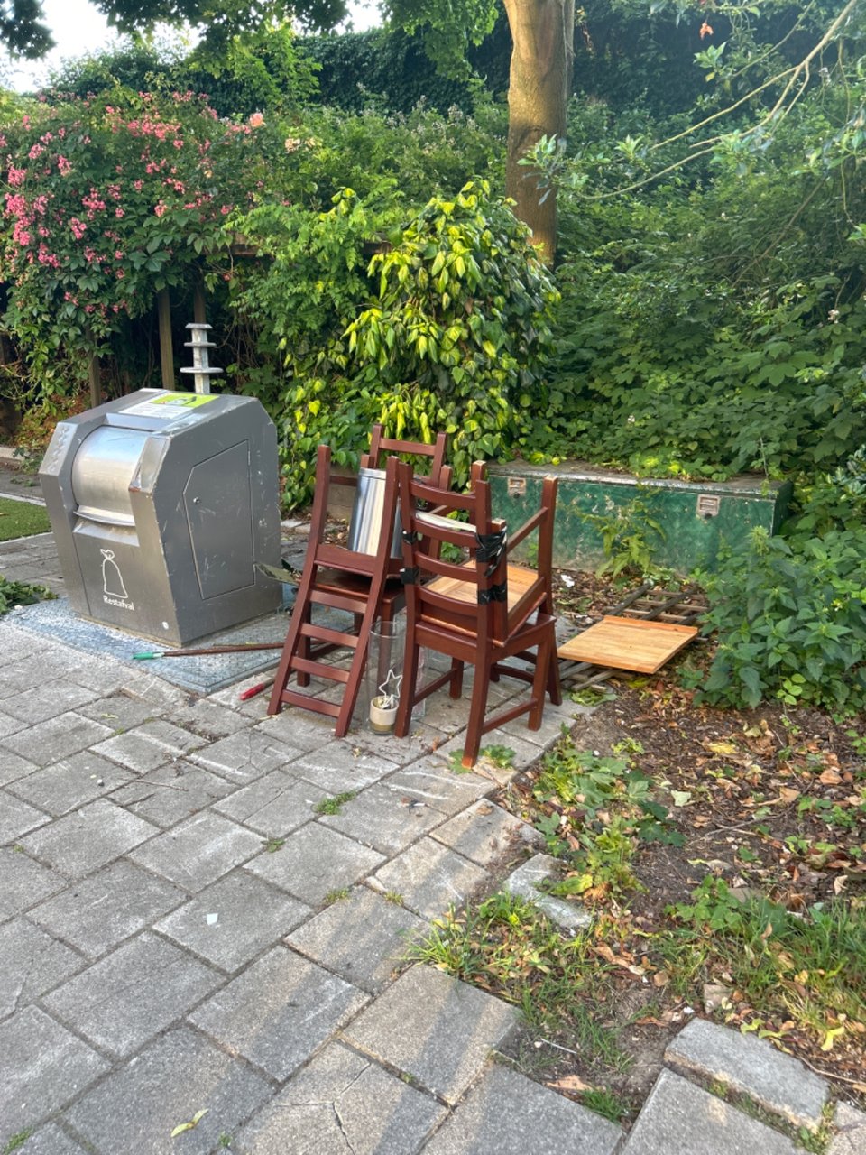 4 chairs seem in perfect condition