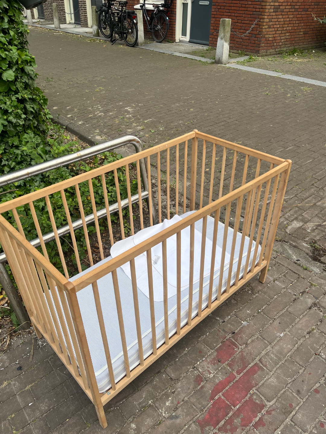 Baby crib, with mattress