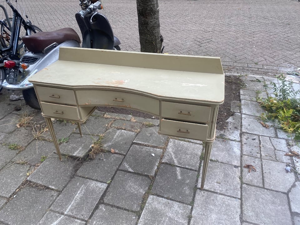 Retro dressing table with drawers. Only need same painting for refurbishment.