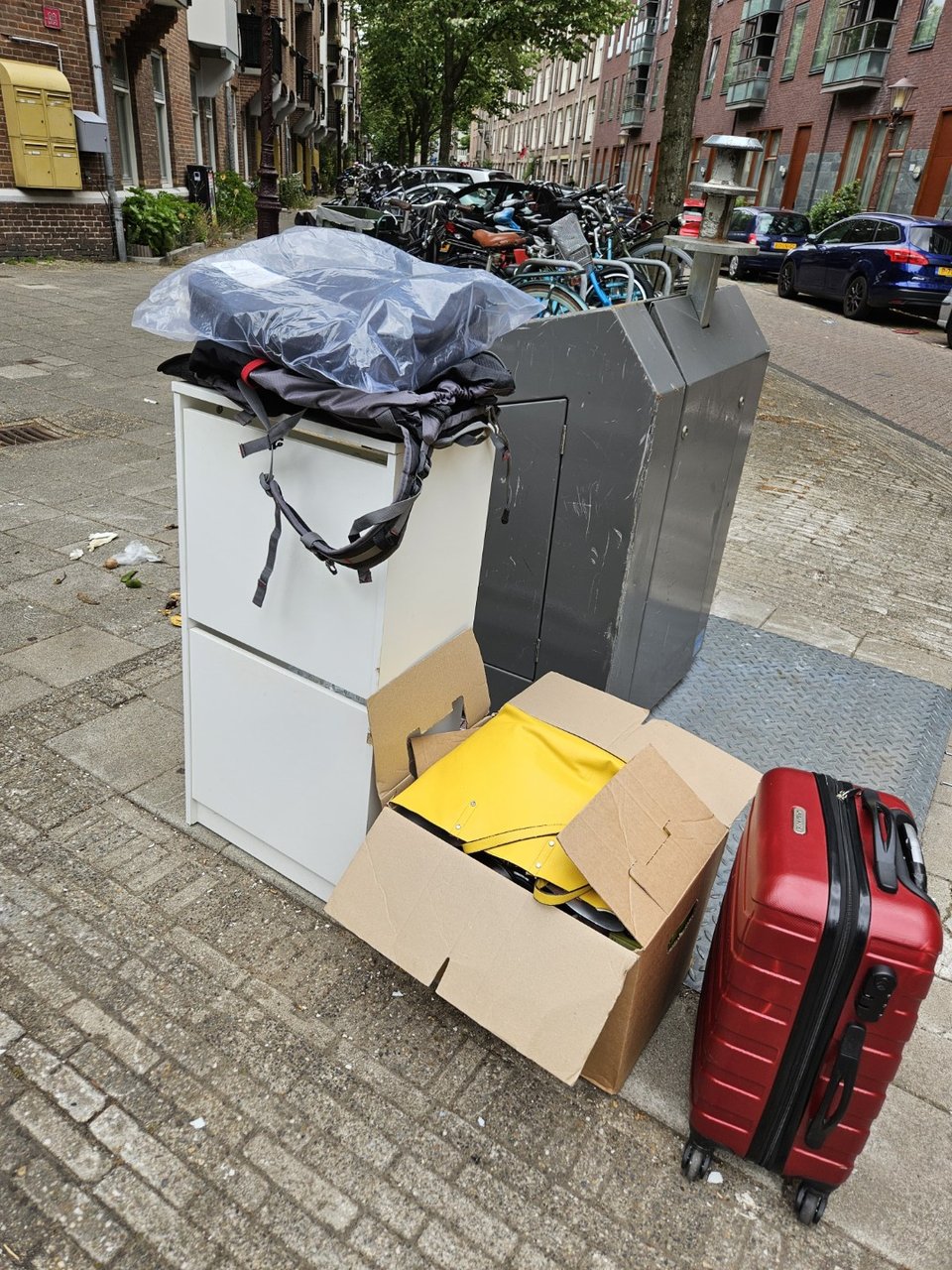 Shoe cabinet, new laptop bag, hiking bag used kitchen items, ladies clothing, kid's games. Note: Red suitcase is broken.

Tolstraat 2
