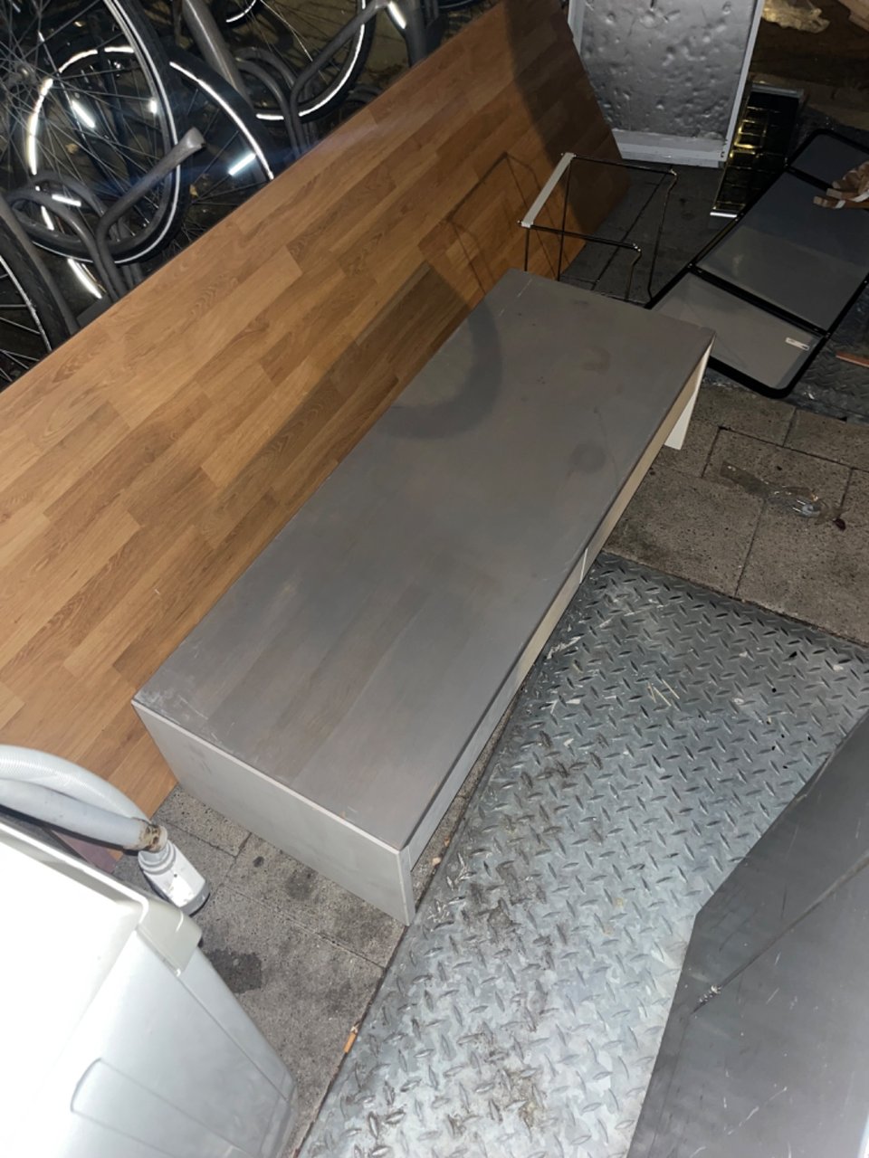 Coffee table available at the trash cans at the beginning of the Jacob van Lennepstraat (corner with Nassaukade)!
