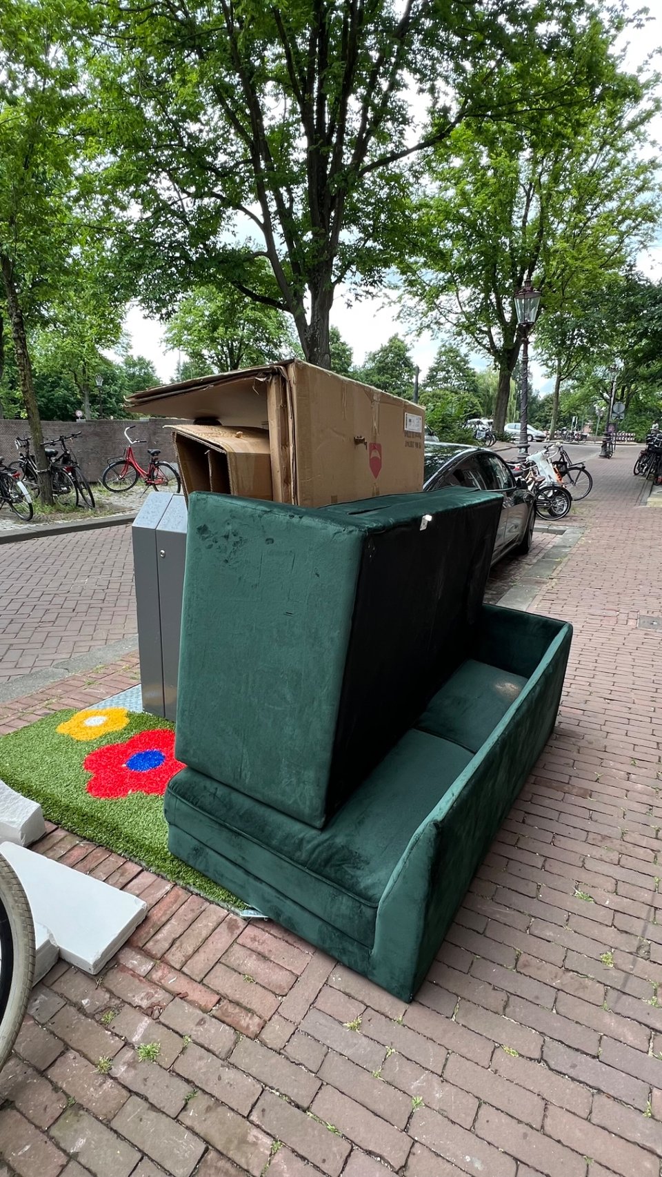 Legs missing. Fabric in very good condition.