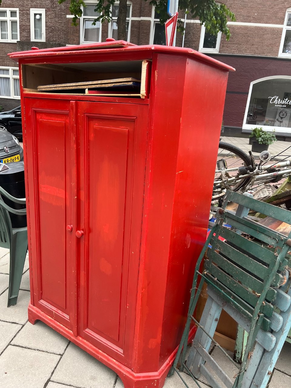 Lots of stuf , good chairs forbthe garde, nice red cupboard