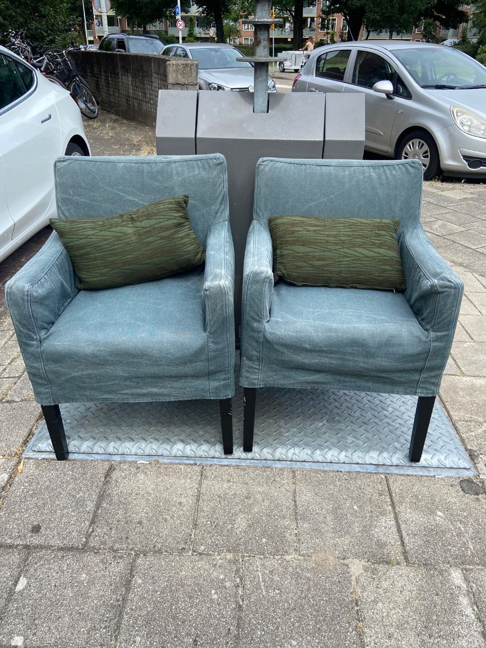 Two green chairs with pillows

Pontanusstraat 30