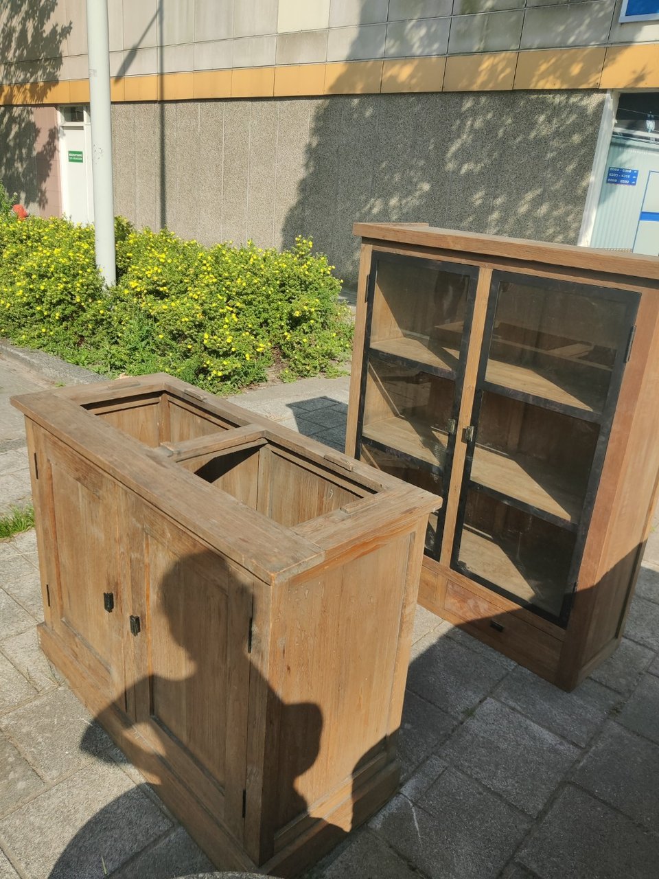 Secretaire en servieskast, servieskast in twee delen