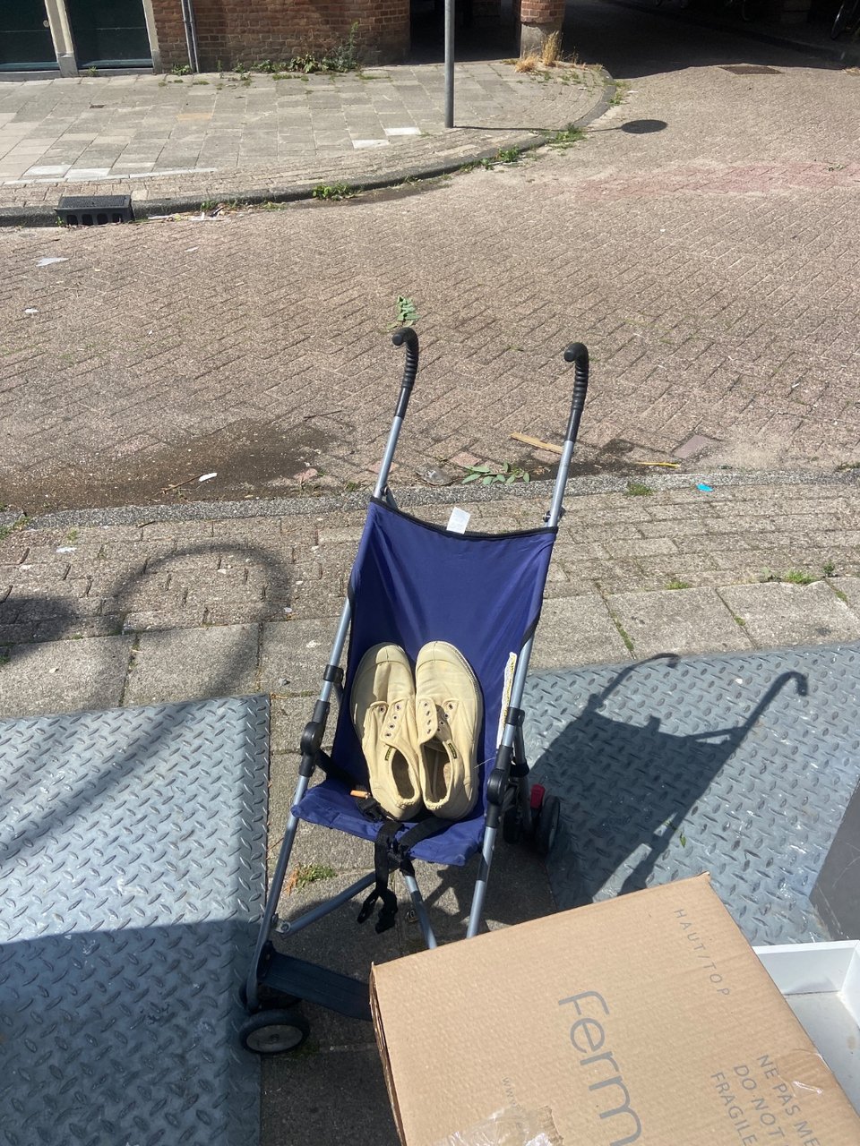 Palladium schoenen en kinderwagen