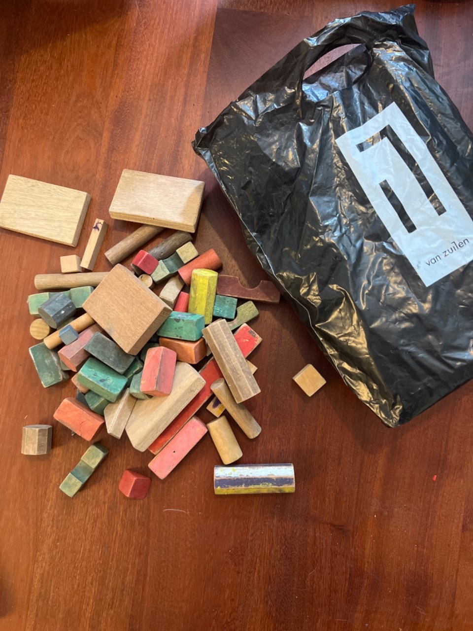 Bij de container ter hoogte van nassaukade 89. Waveboard incl hoes en schaatsopzetstukjes. Tas met blokken & grote teddybeer (schoon)