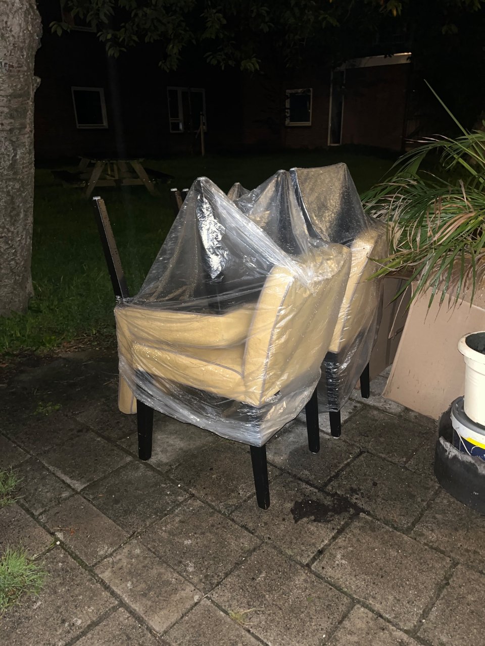 4 eetkamerstoelen, prima staat en met regenhoes 😀