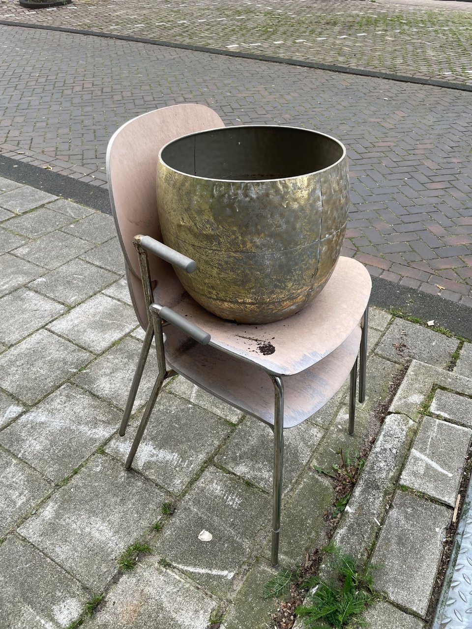 Good condition wooden pink metal chairs x2 
Golden metal plant pot