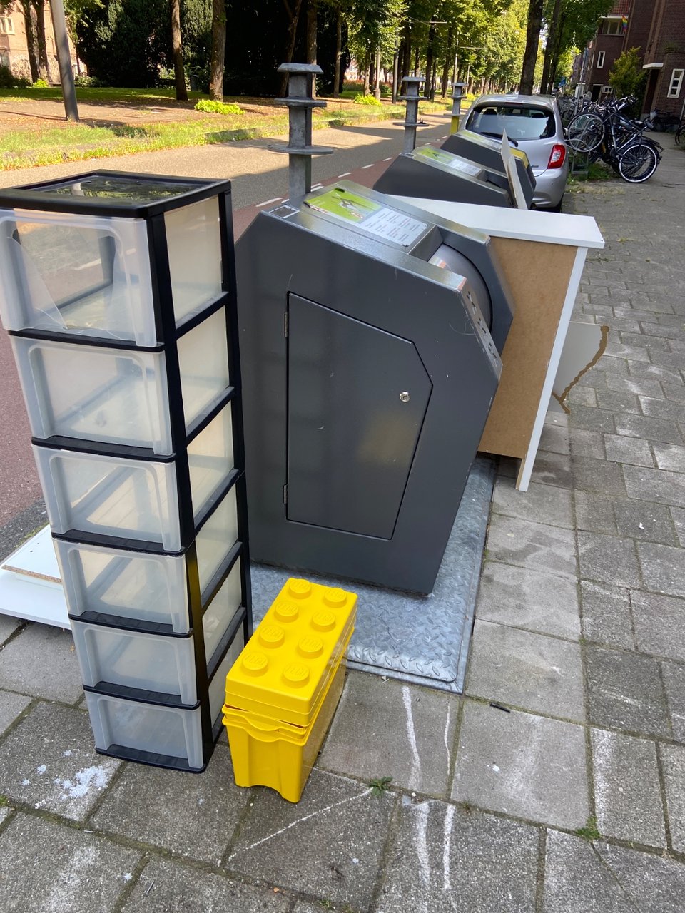 2x yellow LEGO boxes