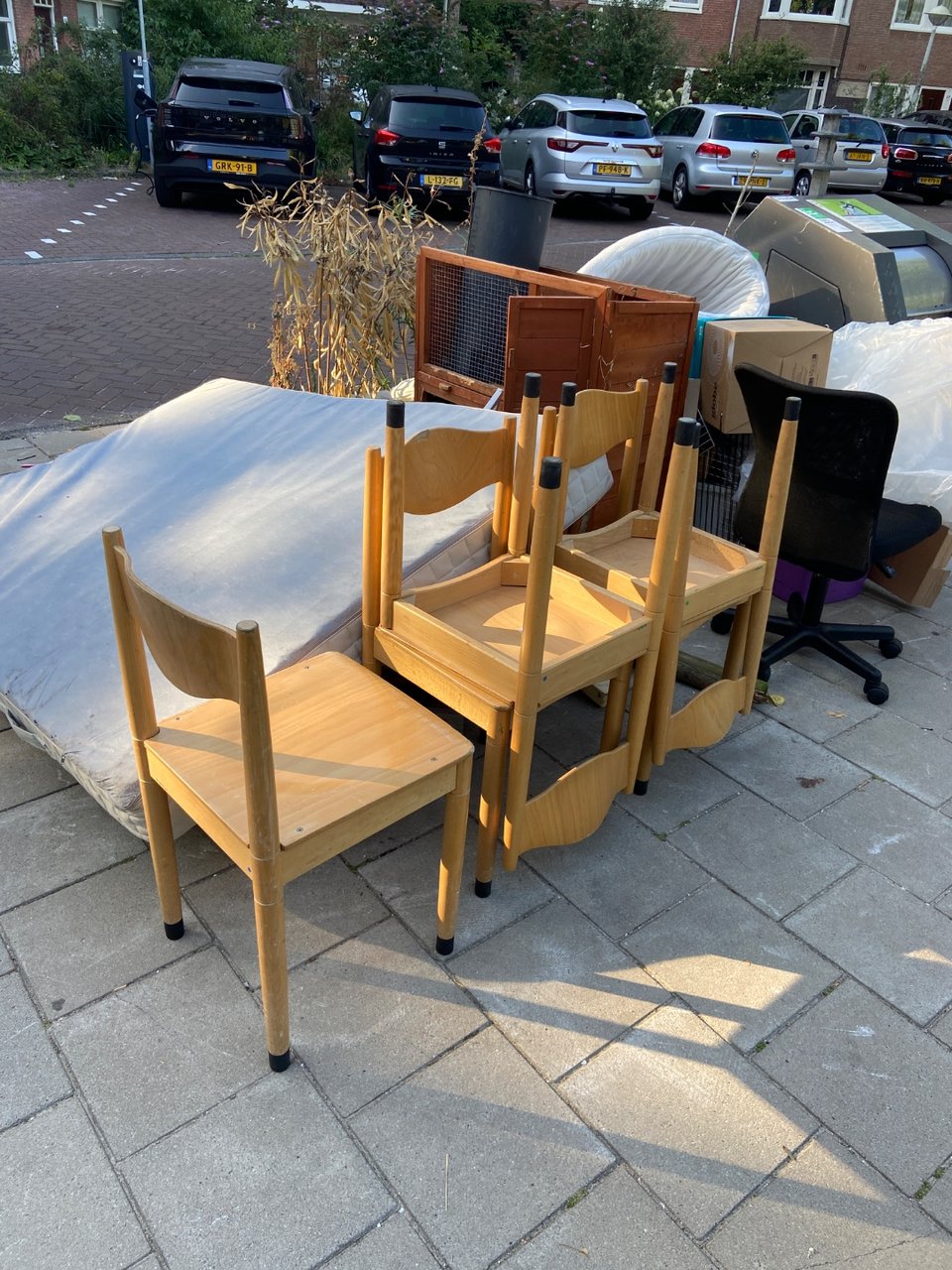 5 houten stoelen, asap ophalen. Grofvuil komt zo