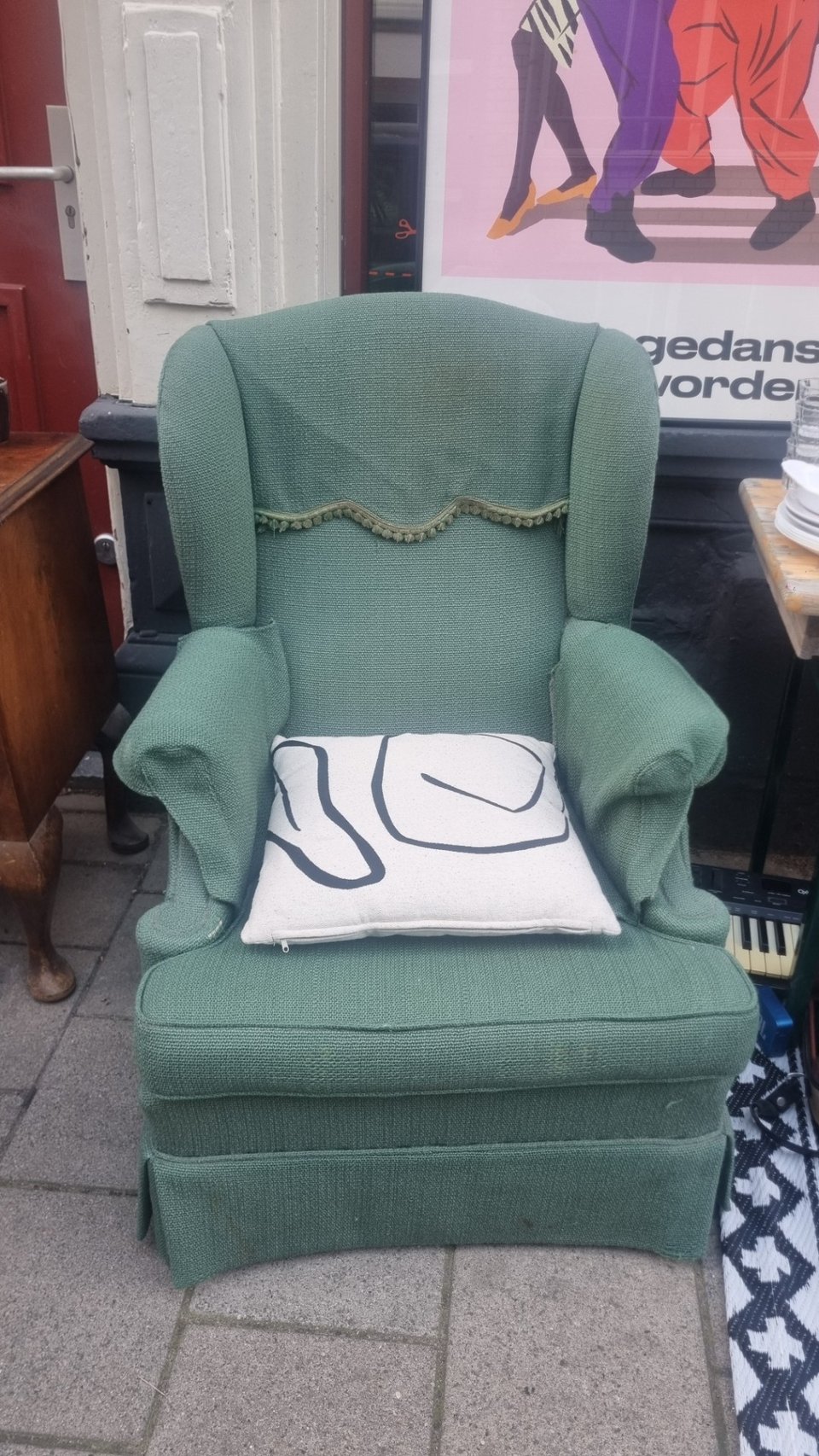 Old chair, sits very nice! Pick up now!