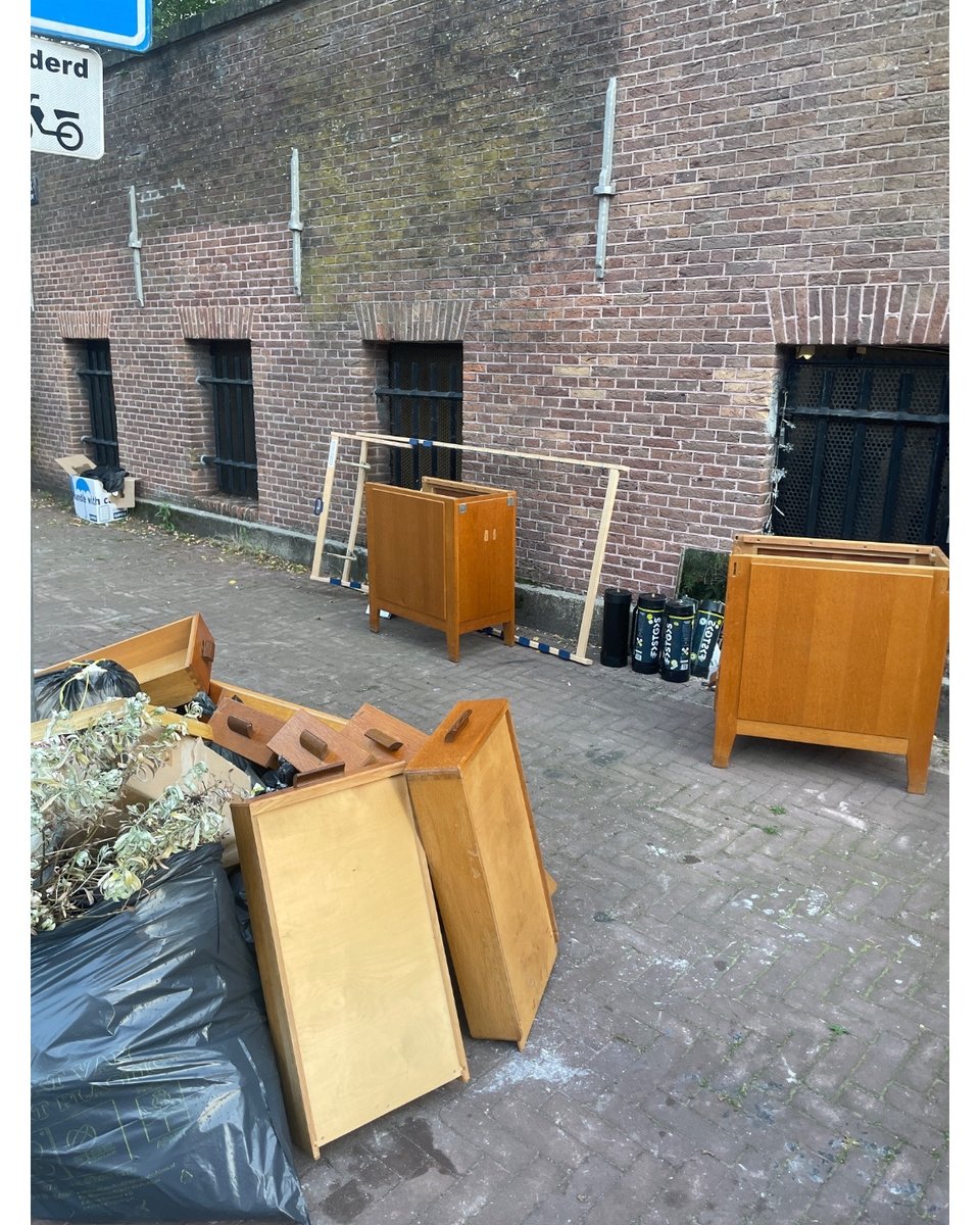 Massief houten bureau. Het bureaublad wordt momenteel gebracht.