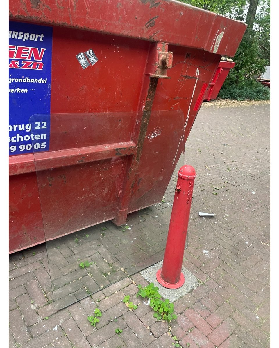 Een glasplaat. Een creatieveling kan er vast iets mee. Bij de container tegenover de garage gym aan de Laagte Kadijk
