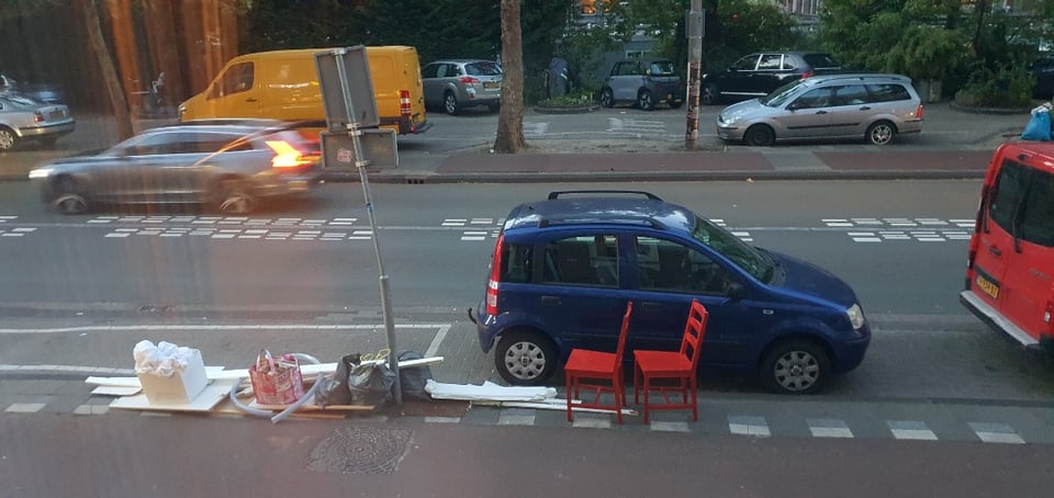 Twee rode stoeltjes en het schoolbordje uit de eerdere post ligt er ook nog steeds maar ondergesneeuwd