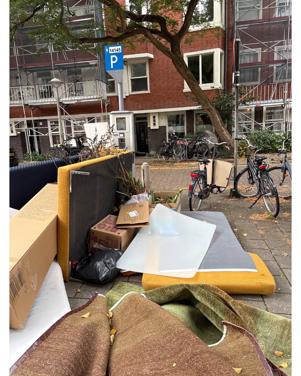 Huge cool sofa, looks good!