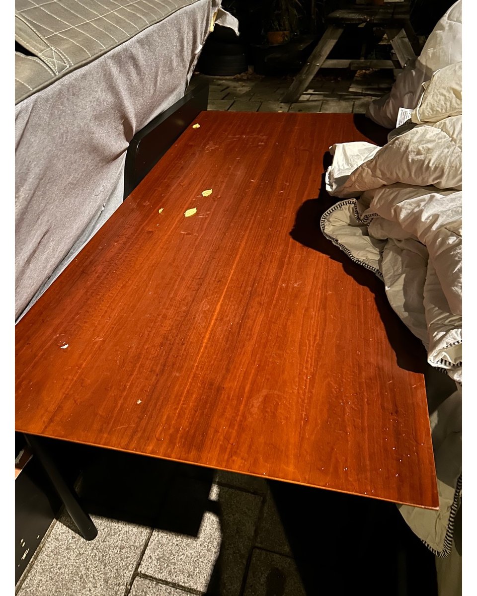 Nette tafel met metalen onderstel. Hele woning leeggehaald dus ziet er wat rommelig uit met beddengoed eromheen