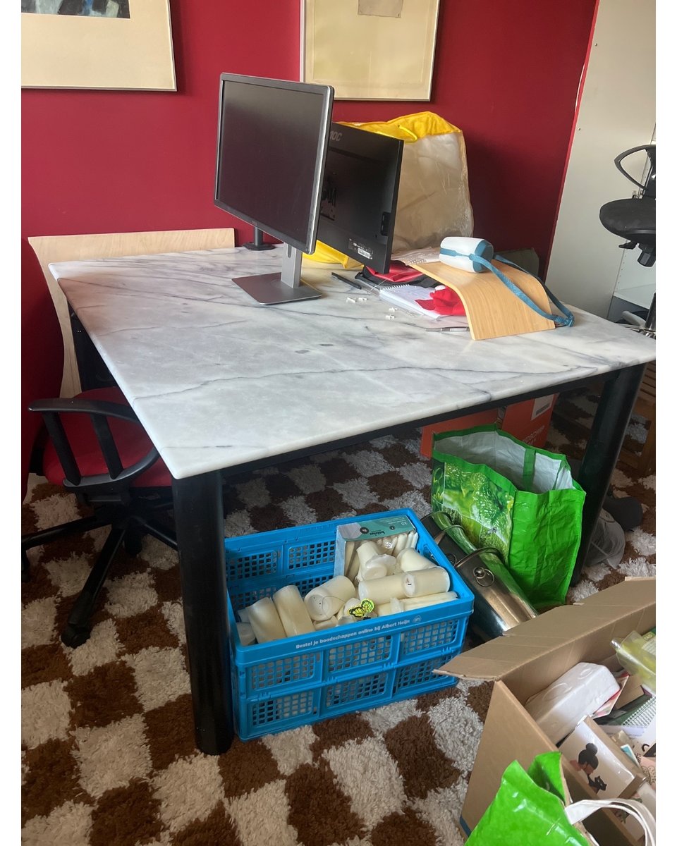 Marble desk/table 120x120
Soderhamn couch, used but still comfy. Also has a soft pink sofacover. 

Free, pick up tonight or tomorrowmorning. Send a dm