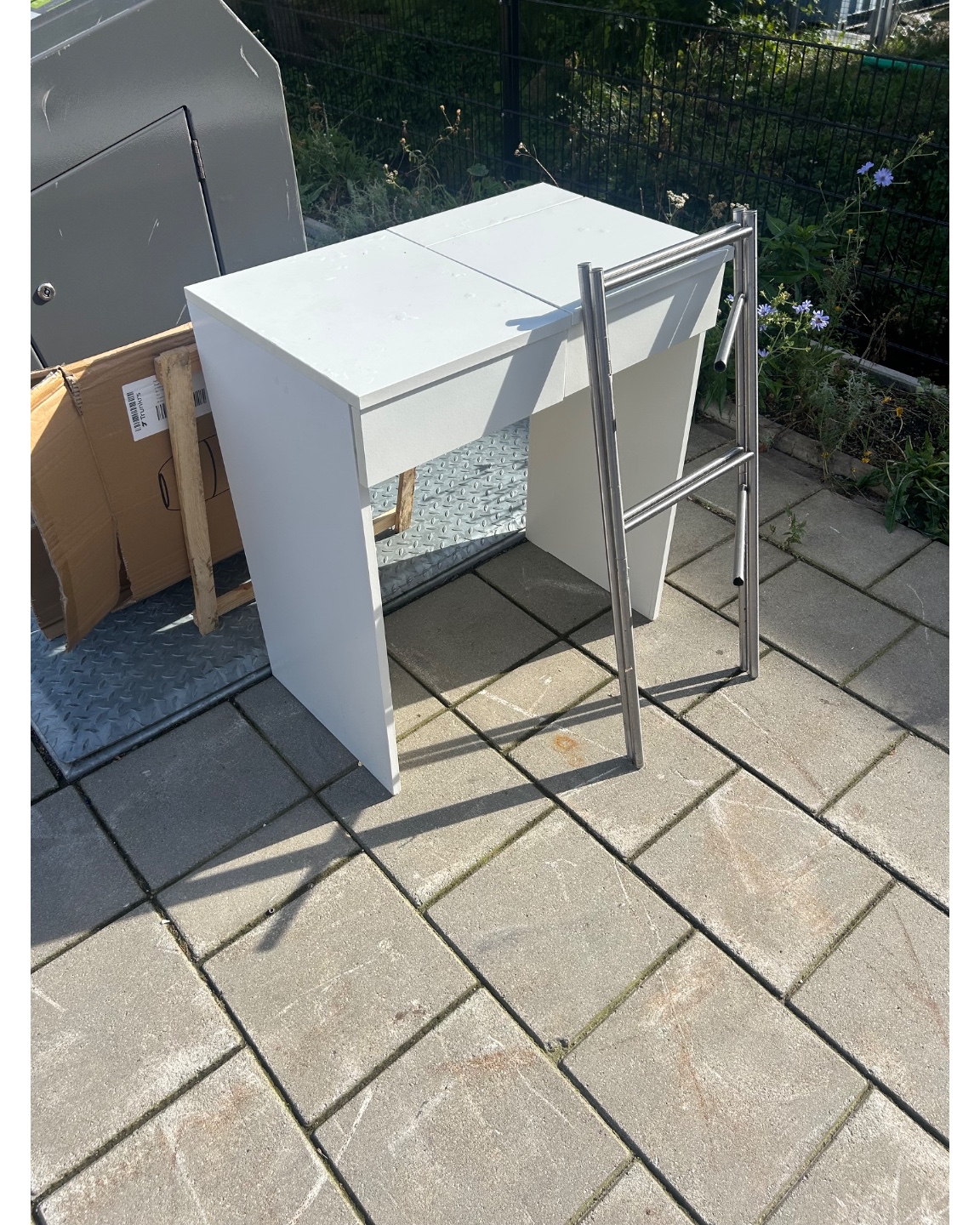 Wit tafeltje met lades