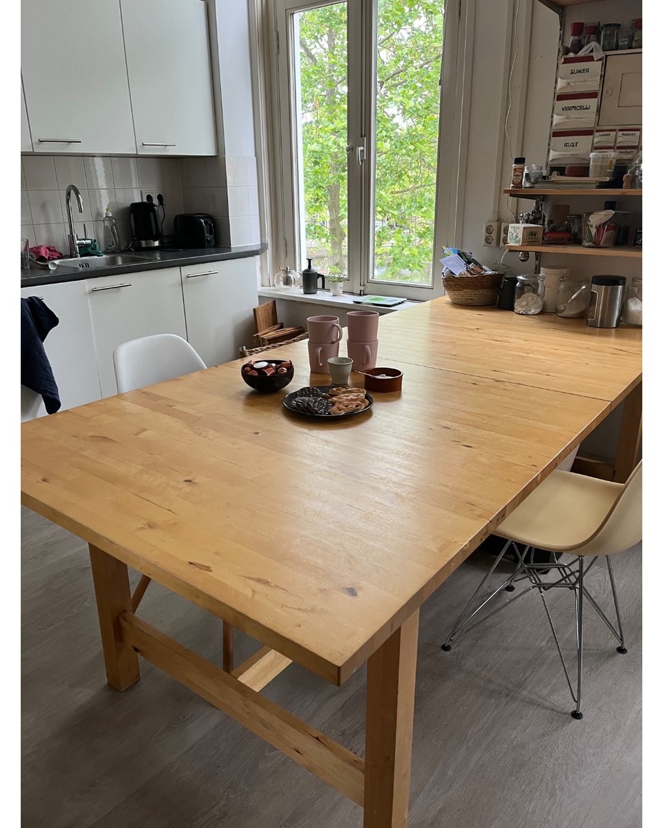 Table in good condition, for 6-8 people. Easy to assemble. It will be available tomorrow from 9pm