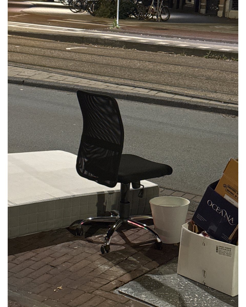 Desk chair: looks brand new