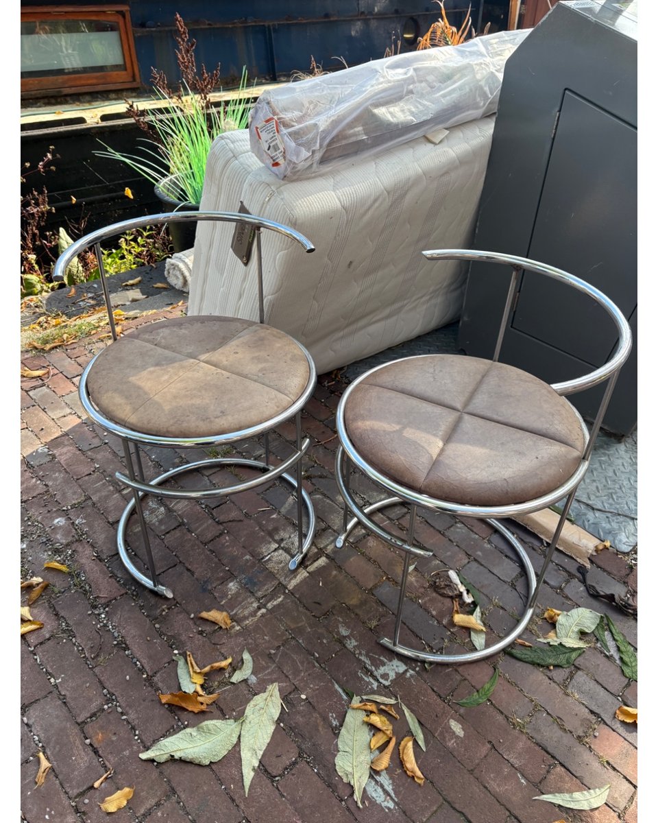 Stoelen, Jan van Opzeeland

Twee modernistische chromen stoel n, ontwerp van Jan van Opzeeland. Jaren 80.