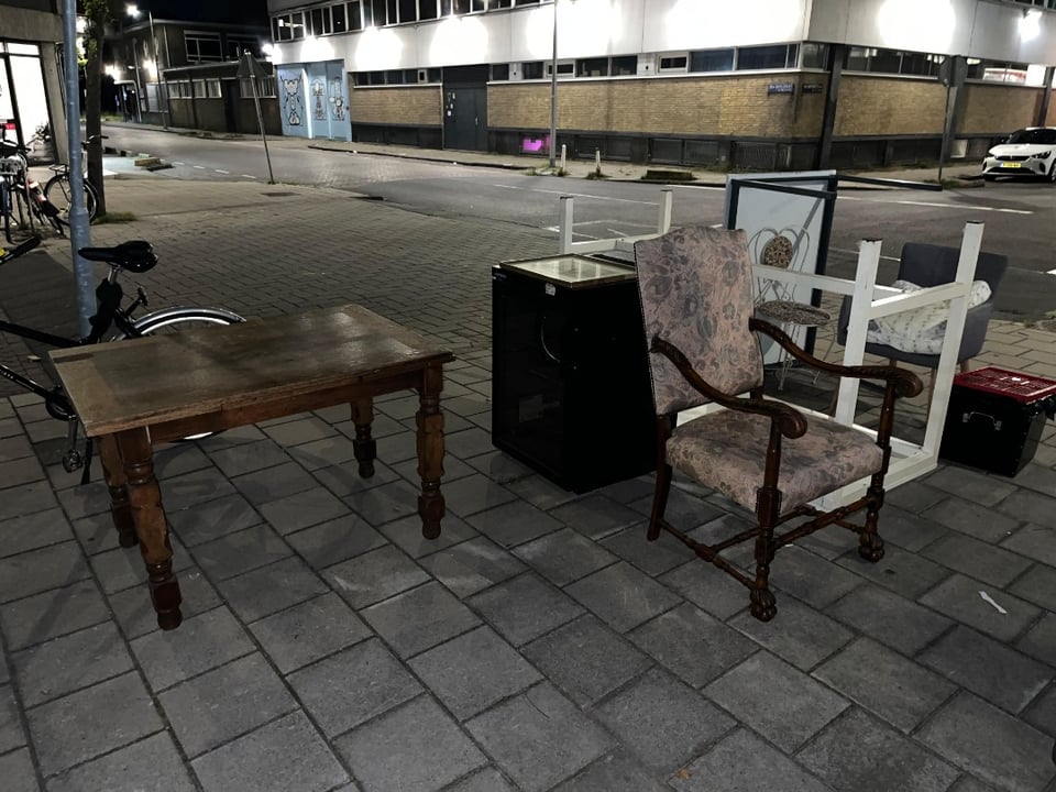 Someone save this beautiful table and chair!!