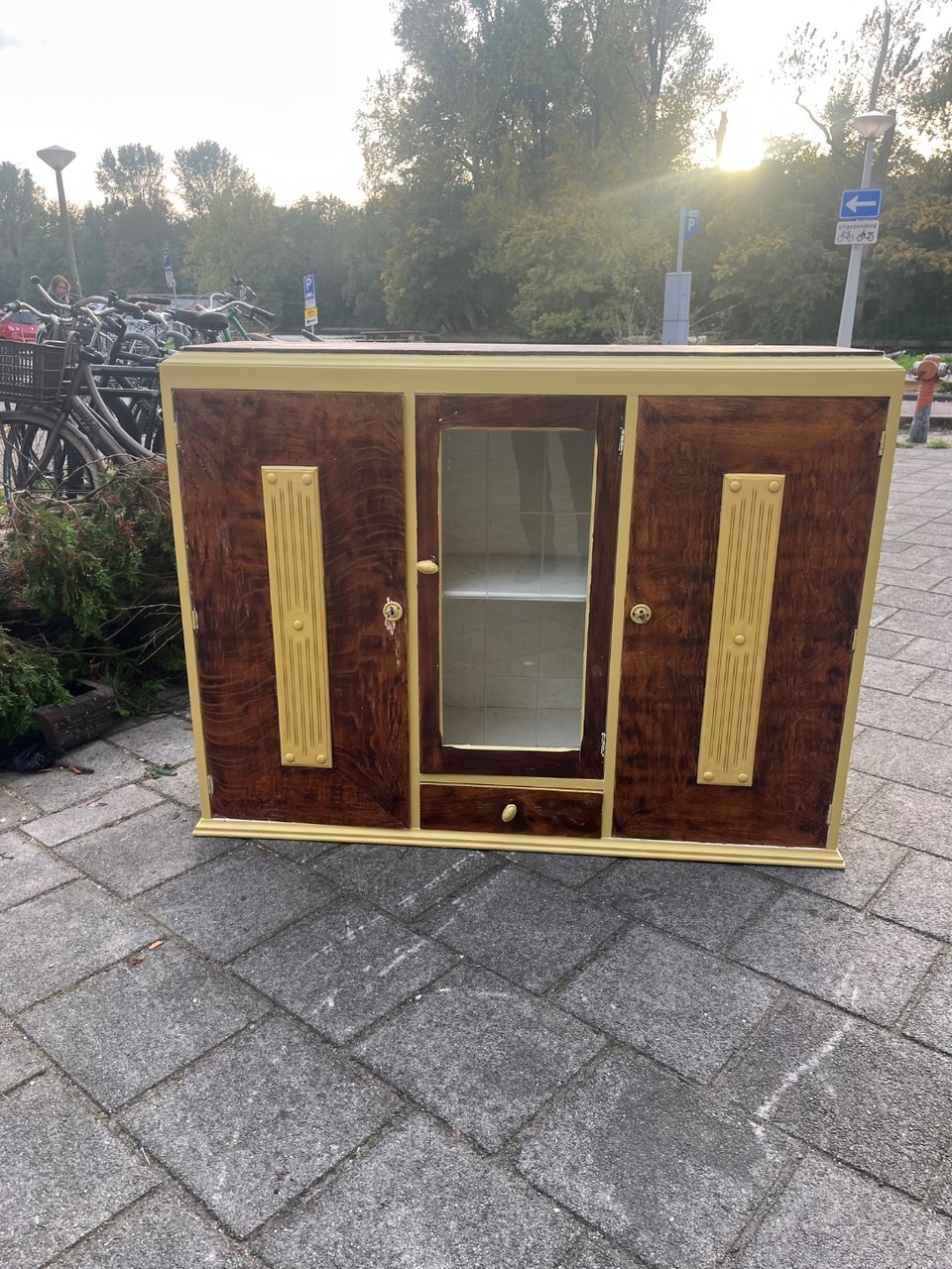 Kastje hout met geel