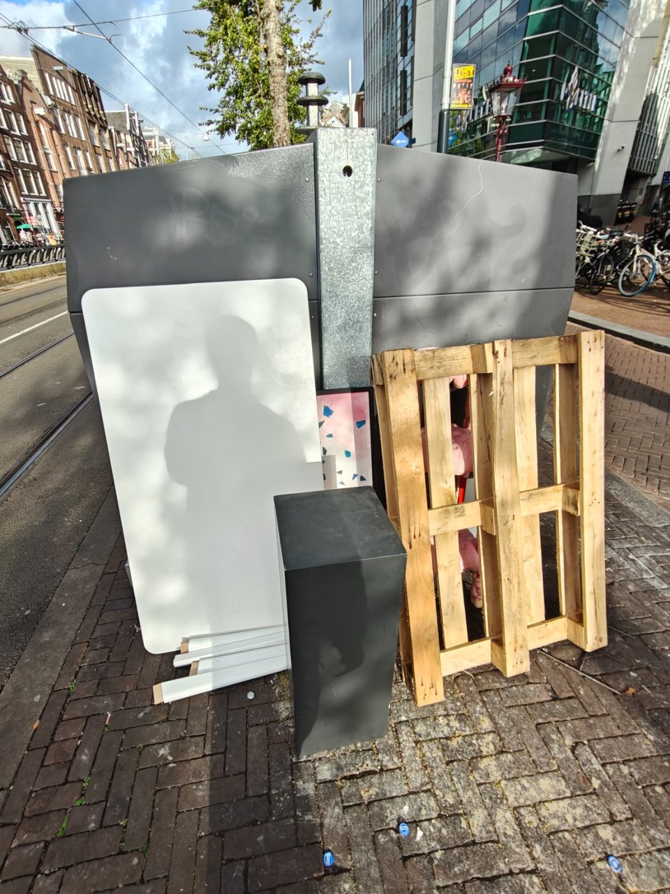 White table, foam thing and grey pilar