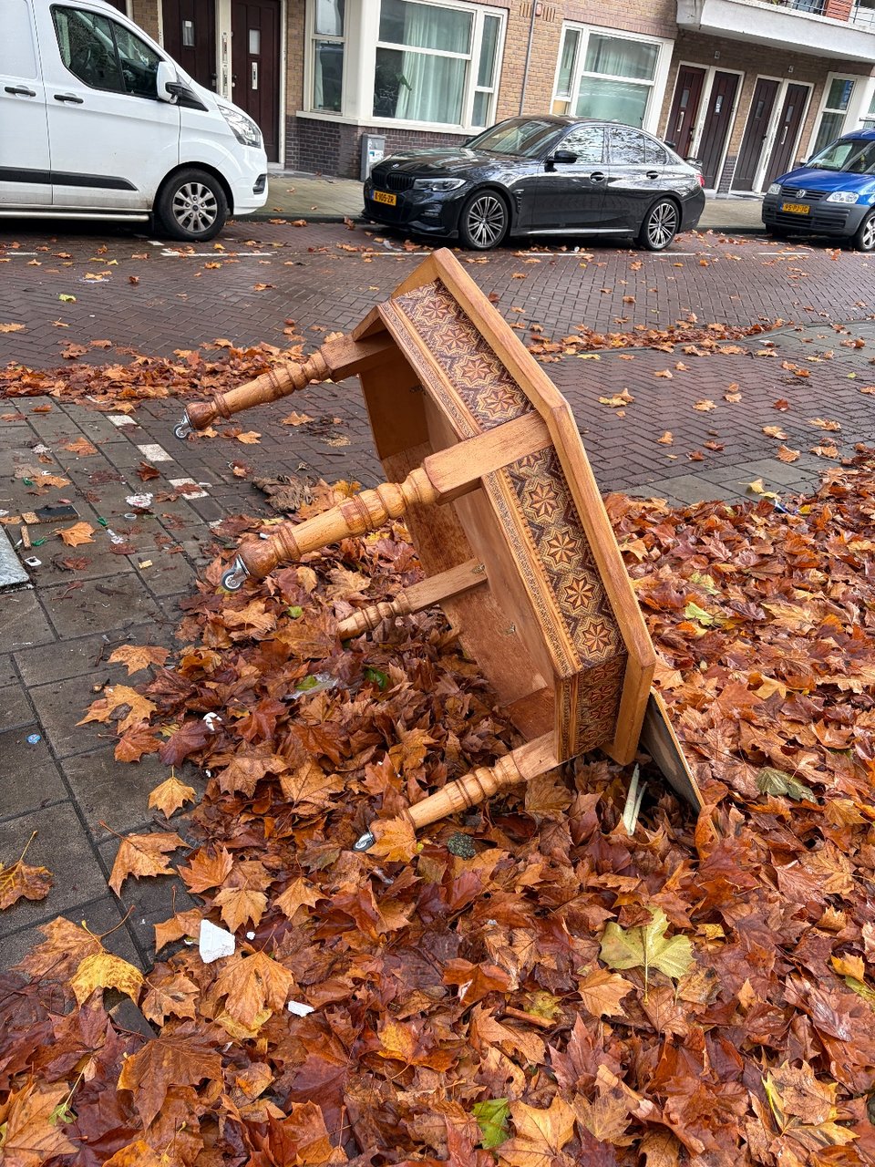 Grote lage tafel (salontafel?) op wieltjes