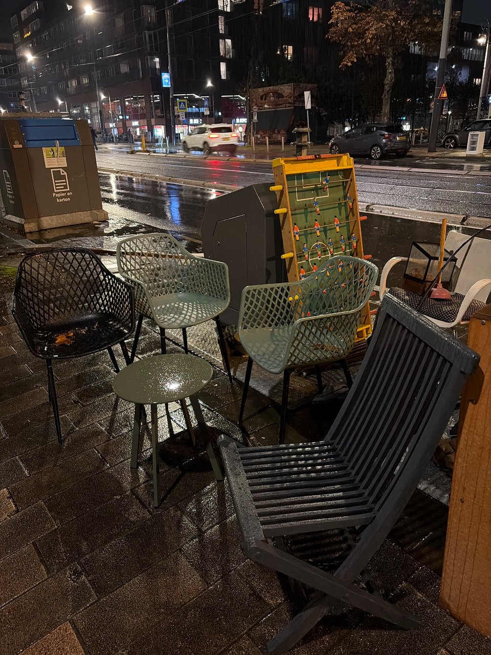 Stoelen, tafelvoetbal, servies, lamp, kastje