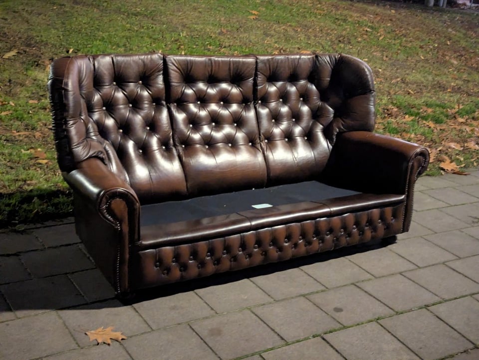 Gespot bij het grofvuil: Chesterfield (achtige) bank helaas zonder kussen. Helaas kunnen we 'm niet meenemen. Wie vindt dit een leuk project? 🙂 Lokatie: ter hoogte van Dierenriem 25 in Amsterdam Noord.