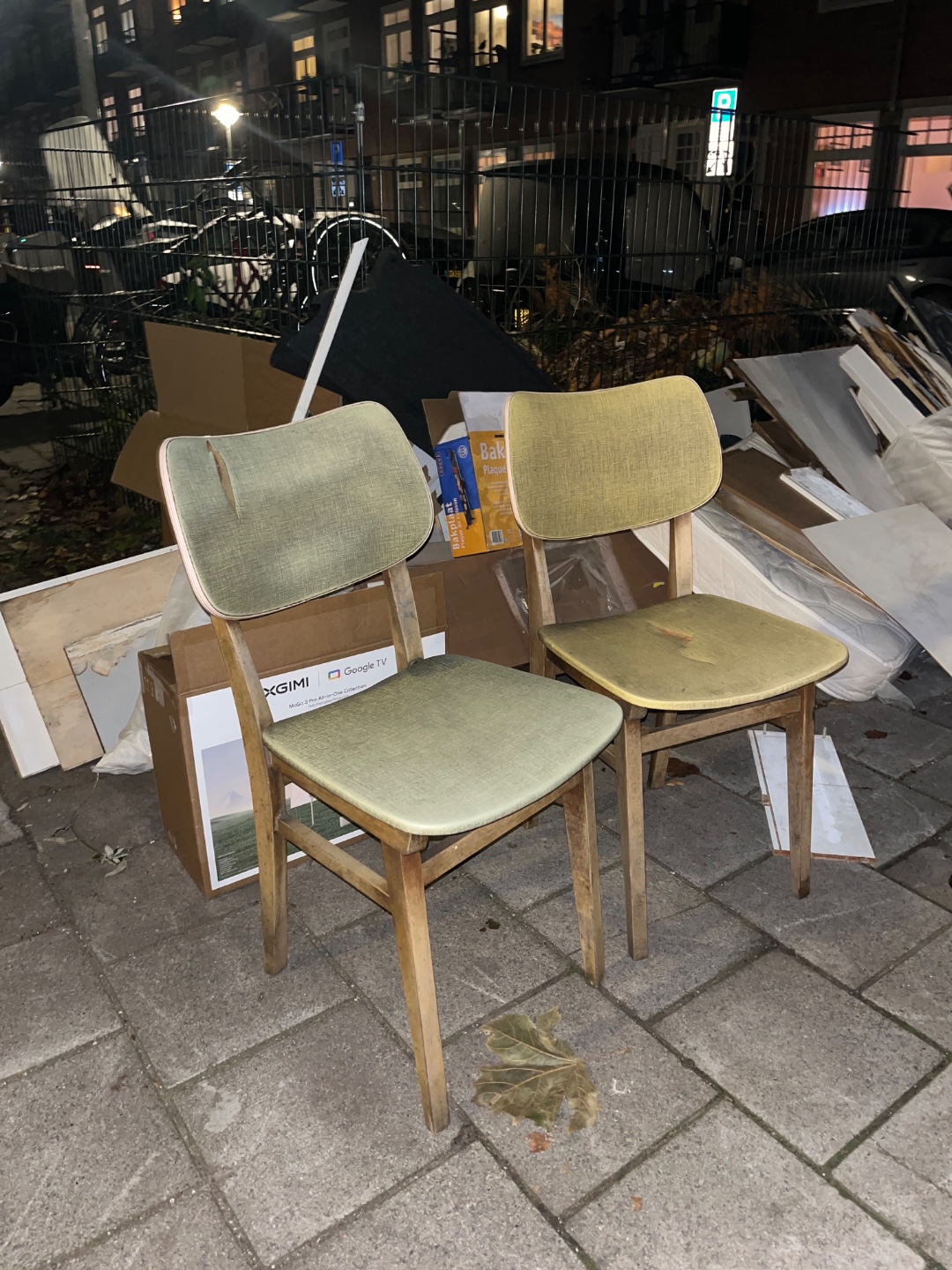 Jaren 50 stoeltjes die wat liefde nodig hebben.