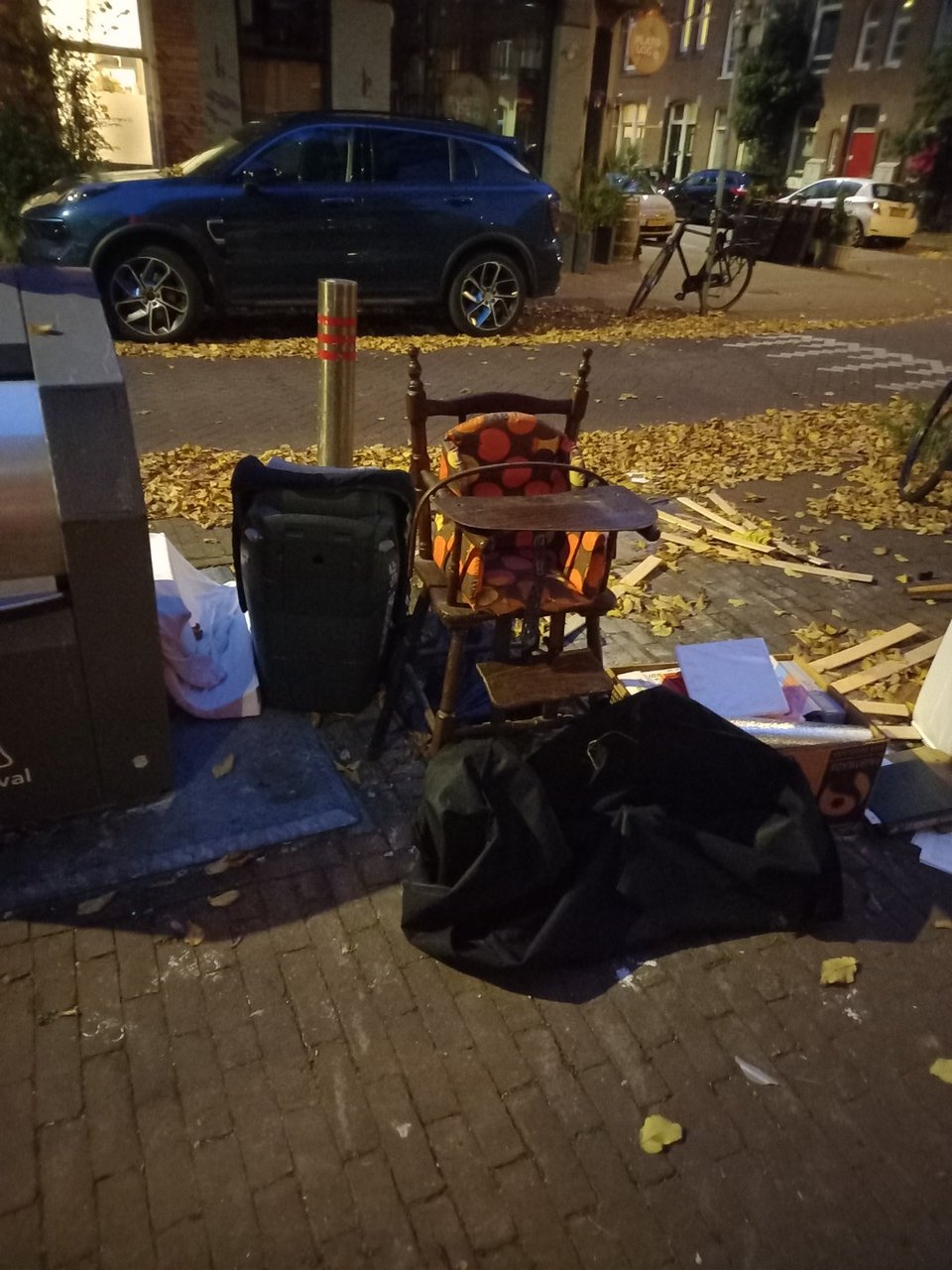 Ouderwetse houten babystoel/ old fashiond, wooden babychair