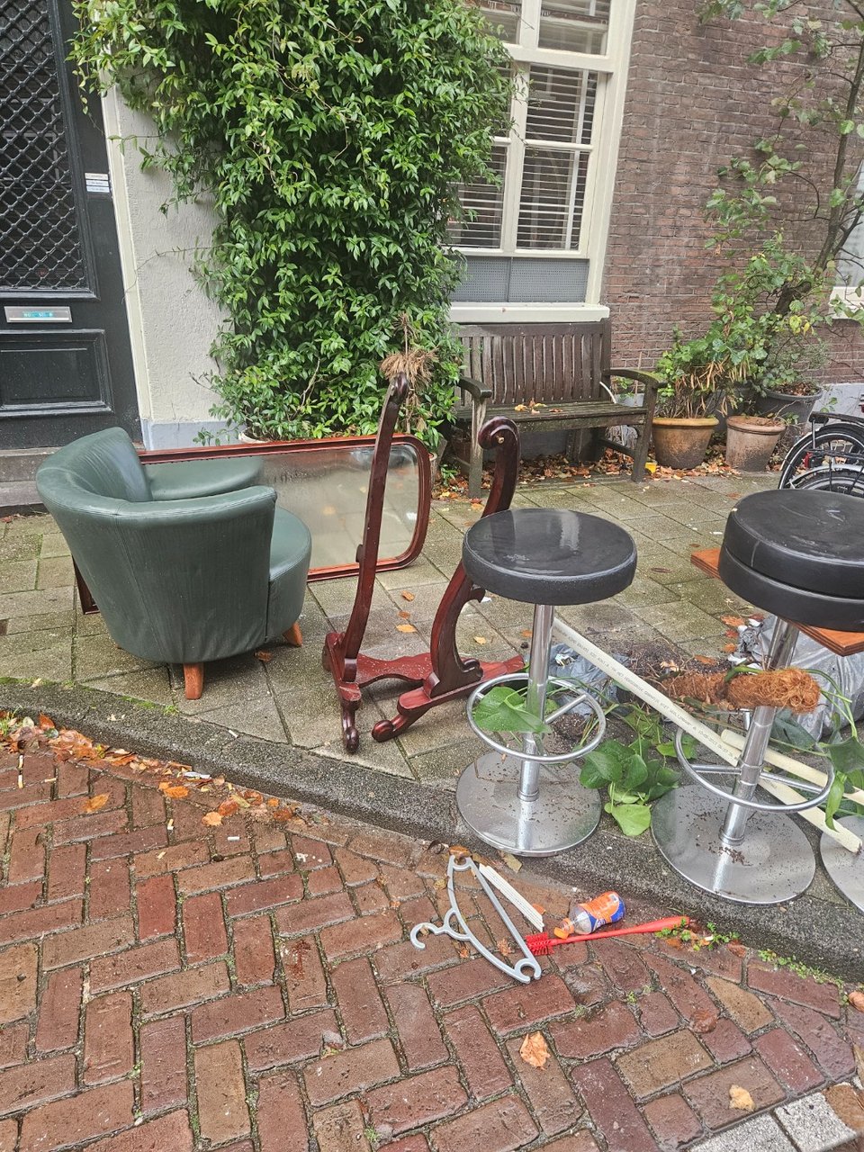 Big mirror, ugly chair and some bar stools
