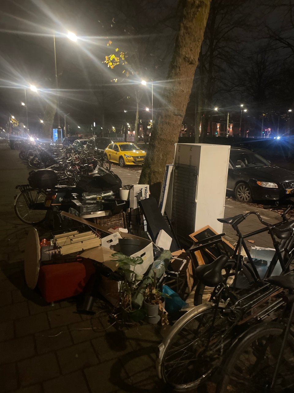 Hele inboedel. Koelkast, kasten spellen surfboard bankjes schilderijen boeken allemaal in perfecte staat!