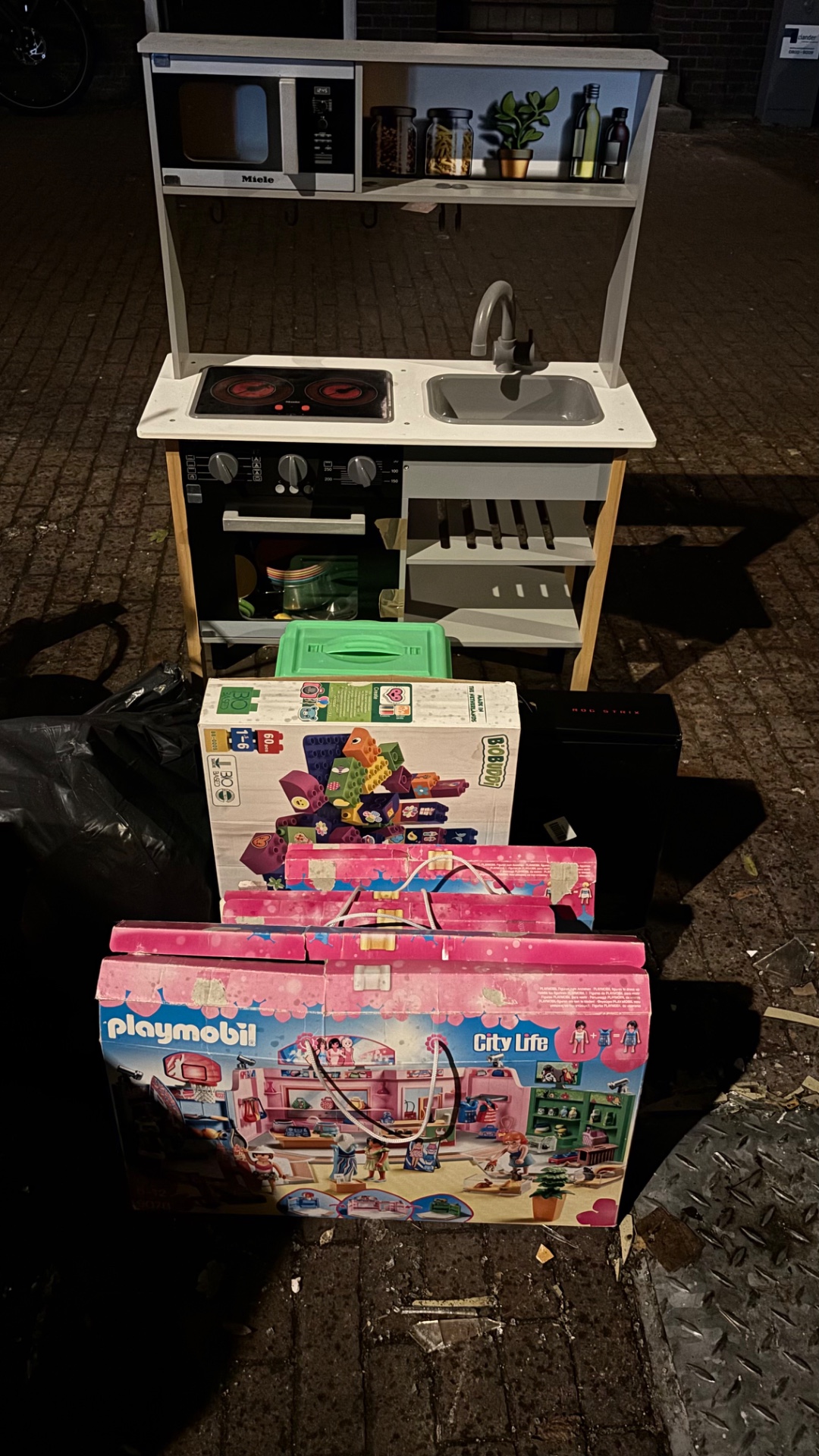 Toy kitchen & playmobil